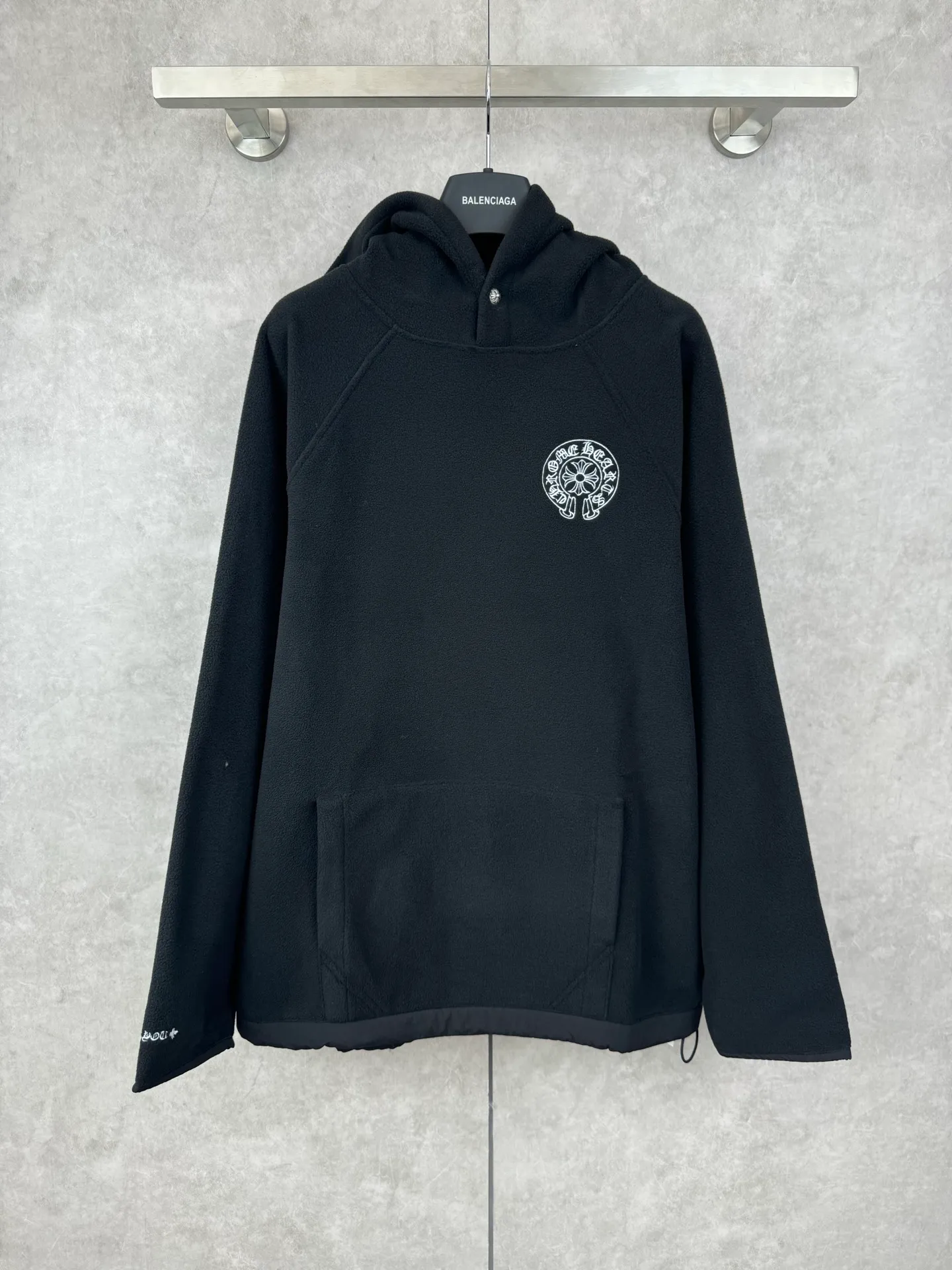 P400 Chrome Herat 2025 embroidered double-sided brushed polar fleece hooded sweatshirt SIZE S/M/L is rare in Chrome Heart's material selection. It uses terry and brushed fabrics to make it softer and warmer. Classic horseshoe embroidery on the chest. Made of imported lambskin. The crusaders flower snap button on the collar and the melon beads at the hem are all genuine antique silver.